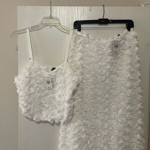 crop top and skirt set
Top has adjustable spaghetti straps, stretchy fabric